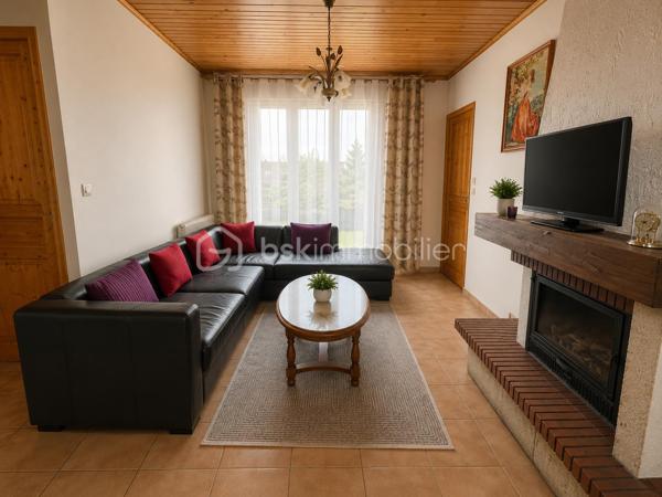 Située dans un environnement pavillonnaire apprécié de Goussainville, à proximité des écoles, commerces, professionnels de santé et de la gare permettant de rejoindre Paris, cette maison individuelle offre de belles perspectives d'aménagement pour un projet familial.

Édifiée sur une parcelle d'environ 400 m², elle développe actuellement environ 77 m² habitables et bénéficie d'une surface utile d'environ 120 m².

Le niveau principal se compose, d'un salon/salle à manger lumineux, d'une cuisine indépendante, de trois chambres, d'une salle de bains et d'un WC.
À l'extérieur, vous profiterez d'un agréable jardin plat et arboré avec terrasse, idéal pour les moments de détente en famille.

Son véritable atout réside dans son potentiel d'évolution :

•	Combles aménageables d'environ 45 m² permettant d'envisager la création de chambres supplémentaires, d'une suite parentale ou d'un espace bureau.

•	Sous-sol total surélevé en rez-de-jardin avec accès direct vers l'extérieur, bénéficiant de fenêtres, d'un point d'eau et de plusieurs espaces pouvant être repensés selon vos besoins (atelier, espace loisirs, bureau, stockage ou projet d'aménagement sous réserve des autorisations nécessaires).

Une maison offrant de nombreuses possibilités de valorisation pour les acquéreurs souhaitant créer un bien à leur image.

Les atouts :

- Maison individuelle
- Terrain d'environ 400 m²
- Jardin et terrasse
- 3 chambres
- Combles aménageables d'environ 45 m²
- Sous-sol total avec accès direct au jardin
- Surface utile d'environ 120 m²
- Proche écoles, commerces, médecins et gare
- Fort potentiel d'agrandissement

Une visite s'impose pour apprécier tout le potentiel de cette maison et imaginer votre futur projet de vie.