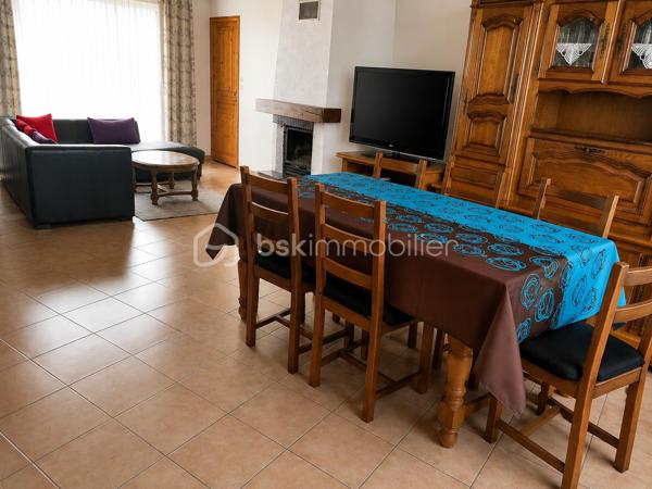 Située dans un environnement pavillonnaire apprécié de Goussainville, à proximité des écoles, commerces, professionnels de santé et de la gare permettant de rejoindre Paris, cette maison individuelle offre de belles perspectives d'aménagement pour un projet familial.

Édifiée sur une parcelle d'environ 400 m², elle développe actuellement environ 77 m² habitables et bénéficie d'une surface utile d'environ 120 m².

Le niveau principal se compose, d'un salon/salle à manger lumineux, d'une cuisine indépendante, de trois chambres, d'une salle de bains et d'un WC.
À l'extérieur, vous profiterez d'un agréable jardin plat et arboré avec terrasse, idéal pour les moments de détente en famille.

Son véritable atout réside dans son potentiel d'évolution :

•	Combles aménageables d'environ 45 m² permettant d'envisager la création de chambres supplémentaires, d'une suite parentale ou d'un espace bureau.

•	Sous-sol total surélevé en rez-de-jardin avec accès direct vers l'extérieur, bénéficiant de fenêtres, d'un point d'eau et de plusieurs espaces pouvant être repensés selon vos besoins (atelier, espace loisirs, bureau, stockage ou projet d'aménagement sous réserve des autorisations nécessaires).

Une maison offrant de nombreuses possibilités de valorisation pour les acquéreurs souhaitant créer un bien à leur image.

Les atouts :

- Maison individuelle
- Terrain d'environ 400 m²
- Jardin et terrasse
- 3 chambres
- Combles aménageables d'environ 45 m²
- Sous-sol total avec accès direct au jardin
- Surface utile d'environ 120 m²
- Proche écoles, commerces, médecins et gare
- Fort potentiel d'agrandissement

Une visite s'impose pour apprécier tout le potentiel de cette maison et imaginer votre futur projet de vie.