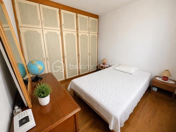 Située dans un environnement pavillonnaire apprécié de Goussainville, à proximité des écoles, commerces, professionnels de santé et de la gare permettant de rejoindre Paris, cette maison individuelle offre de belles perspectives d'aménagement pour un projet familial.

Édifiée sur une parcelle d'environ 400 m², elle développe actuellement environ 77 m² habitables et bénéficie d'une surface utile d'environ 120 m².

Le niveau principal se compose, d'un salon/salle à manger lumineux, d'une cuisine indépendante, de trois chambres, d'une salle de bains et d'un WC.
À l'extérieur, vous profiterez d'un agréable jardin plat et arboré avec terrasse, idéal pour les moments de détente en famille.

Son véritable atout réside dans son potentiel d'évolution :

•	Combles aménageables d'environ 45 m² permettant d'envisager la création de chambres supplémentaires, d'une suite parentale ou d'un espace bureau.

•	Sous-sol total surélevé en rez-de-jardin avec accès direct vers l'extérieur, bénéficiant de fenêtres, d'un point d'eau et de plusieurs espaces pouvant être repensés selon vos besoins (atelier, espace loisirs, bureau, stockage ou projet d'aménagement sous réserve des autorisations nécessaires).

Une maison offrant de nombreuses possibilités de valorisation pour les acquéreurs souhaitant créer un bien à leur image.

Les atouts :

- Maison individuelle
- Terrain d'environ 400 m²
- Jardin et terrasse
- 3 chambres
- Combles aménageables d'environ 45 m²
- Sous-sol total avec accès direct au jardin
- Surface utile d'environ 120 m²
- Proche écoles, commerces, médecins et gare
- Fort potentiel d'agrandissement

Une visite s'impose pour apprécier tout le potentiel de cette maison et imaginer votre futur projet de vie.