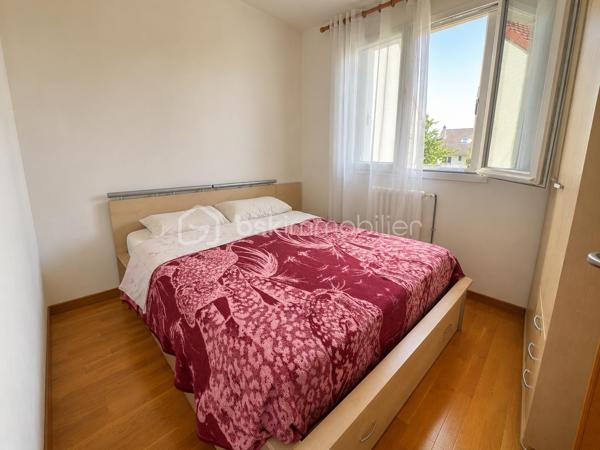 Située dans un environnement pavillonnaire apprécié de Goussainville, à proximité des écoles, commerces, professionnels de santé et de la gare permettant de rejoindre Paris, cette maison individuelle offre de belles perspectives d'aménagement pour un projet familial.

Édifiée sur une parcelle d'environ 400 m², elle développe actuellement environ 77 m² habitables et bénéficie d'une surface utile d'environ 120 m².

Le niveau principal se compose, d'un salon/salle à manger lumineux, d'une cuisine indépendante, de trois chambres, d'une salle de bains et d'un WC.
À l'extérieur, vous profiterez d'un agréable jardin plat et arboré avec terrasse, idéal pour les moments de détente en famille.

Son véritable atout réside dans son potentiel d'évolution :

•	Combles aménageables d'environ 45 m² permettant d'envisager la création de chambres supplémentaires, d'une suite parentale ou d'un espace bureau.

•	Sous-sol total surélevé en rez-de-jardin avec accès direct vers l'extérieur, bénéficiant de fenêtres, d'un point d'eau et de plusieurs espaces pouvant être repensés selon vos besoins (atelier, espace loisirs, bureau, stockage ou projet d'aménagement sous réserve des autorisations nécessaires).

Une maison offrant de nombreuses possibilités de valorisation pour les acquéreurs souhaitant créer un bien à leur image.

Les atouts :

- Maison individuelle
- Terrain d'environ 400 m²
- Jardin et terrasse
- 3 chambres
- Combles aménageables d'environ 45 m²
- Sous-sol total avec accès direct au jardin
- Surface utile d'environ 120 m²
- Proche écoles, commerces, médecins et gare
- Fort potentiel d'agrandissement

Une visite s'impose pour apprécier tout le potentiel de cette maison et imaginer votre futur projet de vie.