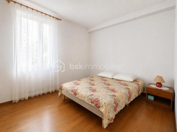 Située dans un environnement pavillonnaire apprécié de Goussainville, à proximité des écoles, commerces, professionnels de santé et de la gare permettant de rejoindre Paris, cette maison individuelle offre de belles perspectives d'aménagement pour un projet familial.

Édifiée sur une parcelle d'environ 400 m², elle développe actuellement environ 77 m² habitables et bénéficie d'une surface utile d'environ 120 m².

Le niveau principal se compose, d'un salon/salle à manger lumineux, d'une cuisine indépendante, de trois chambres, d'une salle de bains et d'un WC.
À l'extérieur, vous profiterez d'un agréable jardin plat et arboré avec terrasse, idéal pour les moments de détente en famille.

Son véritable atout réside dans son potentiel d'évolution :

•	Combles aménageables d'environ 45 m² permettant d'envisager la création de chambres supplémentaires, d'une suite parentale ou d'un espace bureau.

•	Sous-sol total surélevé en rez-de-jardin avec accès direct vers l'extérieur, bénéficiant de fenêtres, d'un point d'eau et de plusieurs espaces pouvant être repensés selon vos besoins (atelier, espace loisirs, bureau, stockage ou projet d'aménagement sous réserve des autorisations nécessaires).

Une maison offrant de nombreuses possibilités de valorisation pour les acquéreurs souhaitant créer un bien à leur image.

Les atouts :

- Maison individuelle
- Terrain d'environ 400 m²
- Jardin et terrasse
- 3 chambres
- Combles aménageables d'environ 45 m²
- Sous-sol total avec accès direct au jardin
- Surface utile d'environ 120 m²
- Proche écoles, commerces, médecins et gare
- Fort potentiel d'agrandissement

Une visite s'impose pour apprécier tout le potentiel de cette maison et imaginer votre futur projet de vie.