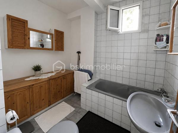 Située dans un environnement pavillonnaire apprécié de Goussainville, à proximité des écoles, commerces, professionnels de santé et de la gare permettant de rejoindre Paris, cette maison individuelle offre de belles perspectives d'aménagement pour un projet familial.

Édifiée sur une parcelle d'environ 400 m², elle développe actuellement environ 77 m² habitables et bénéficie d'une surface utile d'environ 120 m².

Le niveau principal se compose, d'un salon/salle à manger lumineux, d'une cuisine indépendante, de trois chambres, d'une salle de bains et d'un WC.
À l'extérieur, vous profiterez d'un agréable jardin plat et arboré avec terrasse, idéal pour les moments de détente en famille.

Son véritable atout réside dans son potentiel d'évolution :

•	Combles aménageables d'environ 45 m² permettant d'envisager la création de chambres supplémentaires, d'une suite parentale ou d'un espace bureau.

•	Sous-sol total surélevé en rez-de-jardin avec accès direct vers l'extérieur, bénéficiant de fenêtres, d'un point d'eau et de plusieurs espaces pouvant être repensés selon vos besoins (atelier, espace loisirs, bureau, stockage ou projet d'aménagement sous réserve des autorisations nécessaires).

Une maison offrant de nombreuses possibilités de valorisation pour les acquéreurs souhaitant créer un bien à leur image.

Les atouts :

- Maison individuelle
- Terrain d'environ 400 m²
- Jardin et terrasse
- 3 chambres
- Combles aménageables d'environ 45 m²
- Sous-sol total avec accès direct au jardin
- Surface utile d'environ 120 m²
- Proche écoles, commerces, médecins et gare
- Fort potentiel d'agrandissement

Une visite s'impose pour apprécier tout le potentiel de cette maison et imaginer votre futur projet de vie.