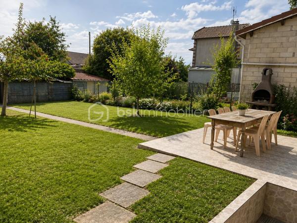 Située dans un environnement pavillonnaire apprécié de Goussainville, à proximité des écoles, commerces, professionnels de santé et de la gare permettant de rejoindre Paris, cette maison individuelle offre de belles perspectives d'aménagement pour un projet familial.

Édifiée sur une parcelle d'environ 400 m², elle développe actuellement environ 77 m² habitables et bénéficie d'une surface utile d'environ 120 m².

Le niveau principal se compose, d'un salon/salle à manger lumineux, d'une cuisine indépendante, de trois chambres, d'une salle de bains et d'un WC.
À l'extérieur, vous profiterez d'un agréable jardin plat et arboré avec terrasse, idéal pour les moments de détente en famille.

Son véritable atout réside dans son potentiel d'évolution :

•	Combles aménageables d'environ 45 m² permettant d'envisager la création de chambres supplémentaires, d'une suite parentale ou d'un espace bureau.

•	Sous-sol total surélevé en rez-de-jardin avec accès direct vers l'extérieur, bénéficiant de fenêtres, d'un point d'eau et de plusieurs espaces pouvant être repensés selon vos besoins (atelier, espace loisirs, bureau, stockage ou projet d'aménagement sous réserve des autorisations nécessaires).

Une maison offrant de nombreuses possibilités de valorisation pour les acquéreurs souhaitant créer un bien à leur image.

Les atouts :

- Maison individuelle
- Terrain d'environ 400 m²
- Jardin et terrasse
- 3 chambres
- Combles aménageables d'environ 45 m²
- Sous-sol total avec accès direct au jardin
- Surface utile d'environ 120 m²
- Proche écoles, commerces, médecins et gare
- Fort potentiel d'agrandissement

Une visite s'impose pour apprécier tout le potentiel de cette maison et imaginer votre futur projet de vie.