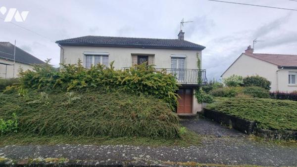 GORRON proche centre ville : pavillon comprenant: hall d'entrée, salon/séjour, cuisine, dégagem...