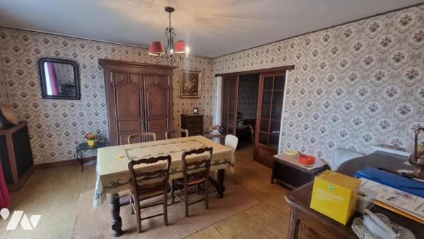 GORRON proche centre ville : pavillon comprenant: hall d'entrée, salon/séjour, cuisine, dégagem...