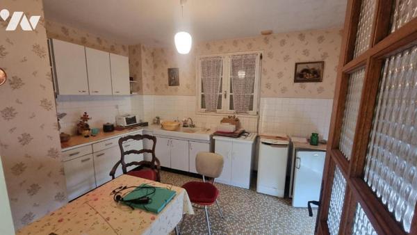 GORRON proche centre ville : pavillon comprenant: hall d'entrée, salon/séjour, cuisine, dégagem...