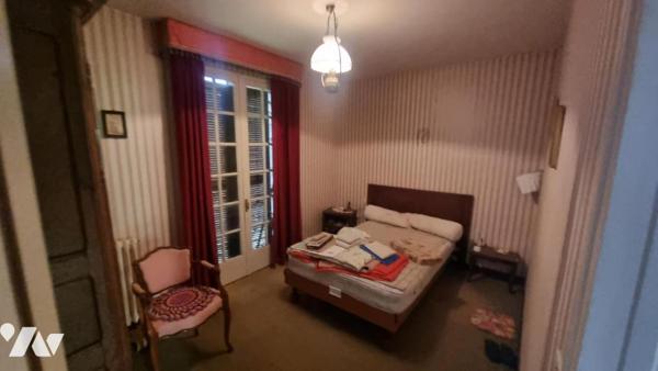 GORRON proche centre ville : pavillon comprenant: hall d'entrée, salon/séjour, cuisine, dégagem...