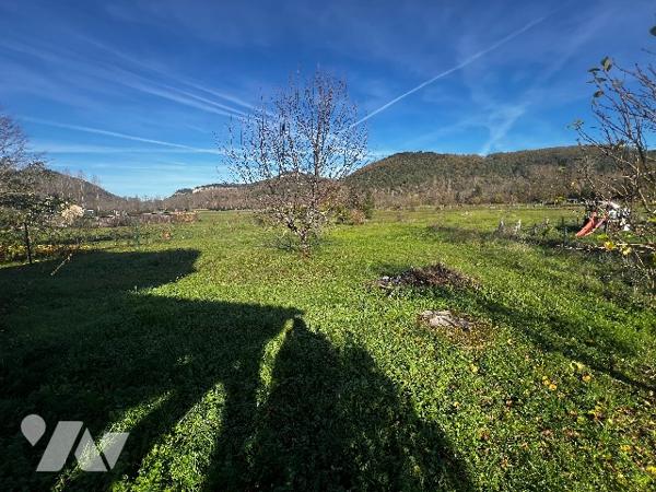 Un batiment avec au rdc local commercial avec une salle d'attente et 4 bureaux. A l'étage un studio