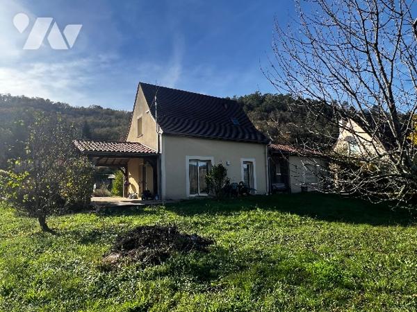 Un batiment avec au rdc local commercial avec une salle d'attente et 4 bureaux. A l'étage un studio