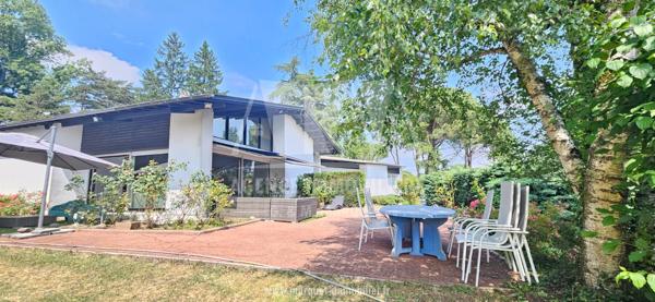 CHAMPNIERS - MAISON ATYPIQUE DE 265 m² AVEC GARAGE, PISCINE ET TERRAIN CLOS DE 14 077 m²