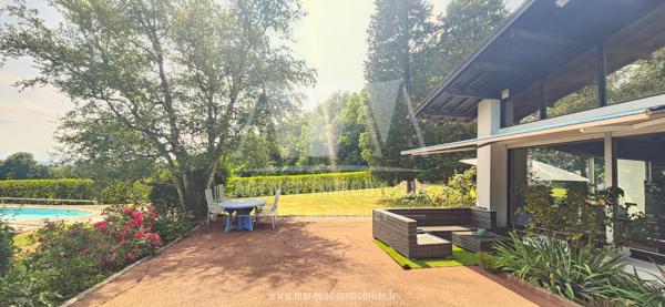 CHAMPNIERS - MAISON ATYPIQUE DE 265 m² AVEC GARAGE, PISCINE ET TERRAIN CLOS DE 14 077 m²