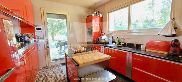CHAMPNIERS - MAISON ATYPIQUE DE 265 m² AVEC GARAGE, PISCINE ET TERRAIN CLOS DE 14 077 m²