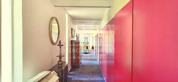 CHAMPNIERS - MAISON ATYPIQUE DE 265 m² AVEC GARAGE, PISCINE ET TERRAIN CLOS DE 14 077 m²
