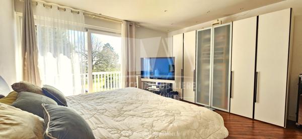 CHAMPNIERS - MAISON ATYPIQUE DE 265 m² AVEC GARAGE, PISCINE ET TERRAIN CLOS DE 14 077 m²