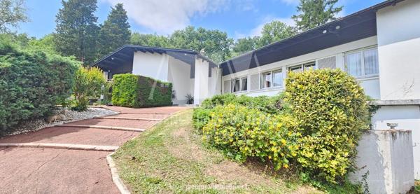 CHAMPNIERS - MAISON ATYPIQUE DE 265 m² AVEC GARAGE, PISCINE ET TERRAIN CLOS DE 14 077 m²