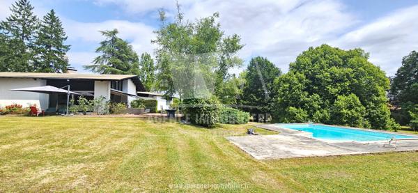 CHAMPNIERS - MAISON ATYPIQUE DE 265 m² AVEC GARAGE, PISCINE ET TERRAIN CLOS DE 14 077 m²