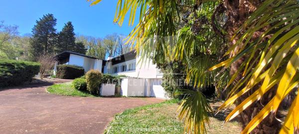 CHAMPNIERS - MAISON ATYPIQUE DE 265 m² AVEC GARAGE, PISCINE ET TERRAIN CLOS DE 14 077 m²