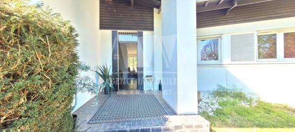 CHAMPNIERS - MAISON ATYPIQUE DE 265 m² AVEC GARAGE, PISCINE ET TERRAIN CLOS DE 14 077 m²