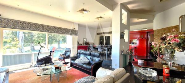 CHAMPNIERS - MAISON ATYPIQUE DE 265 m² AVEC GARAGE, PISCINE ET TERRAIN CLOS DE 14 077 m²