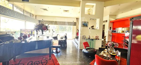 CHAMPNIERS - MAISON ATYPIQUE DE 265 m² AVEC GARAGE, PISCINE ET TERRAIN CLOS DE 14 077 m²