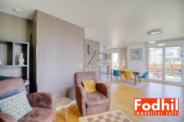 Écoquartier- Appartement 5 pièces- 3 ch avec terrasse, 2 parkings et une cave.