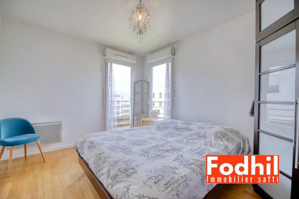 Écoquartier- Appartement 5 pièces- 3 ch avec terrasse, 2 parkings et une cave.