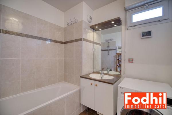 Écoquartier- Appartement 5 pièces- 3 ch avec terrasse, 2 parkings et une cave.