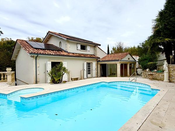 Maison traditionnelle de 147m2 habitables avec son sous sol complet sur parcelle de 1051m2 avec piscine , Maison traditionnelle de 147m2 habitables avec son sous sol complet sur parcelle de 1051m2 avec piscine ,