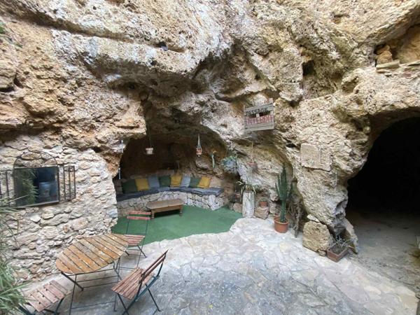 Maison atypique avec cour intérieure dans la roche