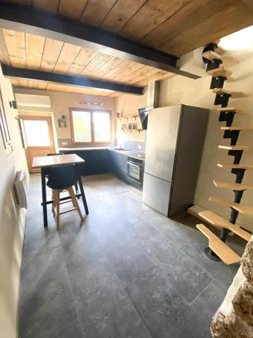 Maison atypique avec cour intérieure dans la roche