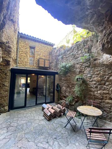 Maison atypique avec cour intérieure dans la roche