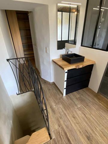 Maison atypique avec cour intérieure dans la roche