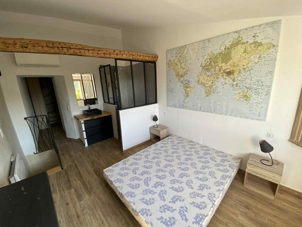 Maison atypique avec cour intérieure dans la roche