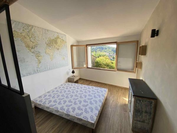 Maison atypique avec cour intérieure dans la roche