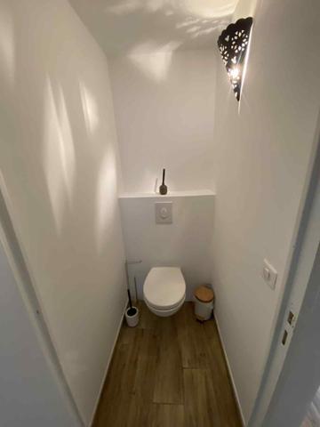 Maison atypique avec cour intérieure dans la roche