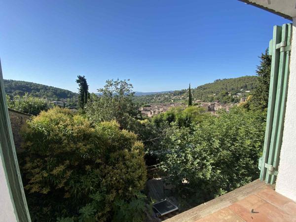 Maison atypique avec cour intérieure dans la roche