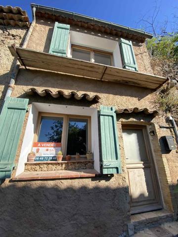 Maison atypique avec cour intérieure dans la roche