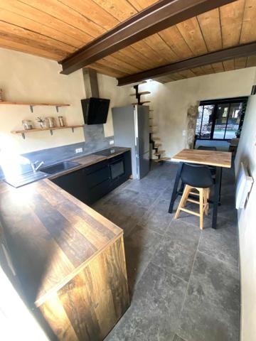 Maison atypique avec cour intérieure dans la roche