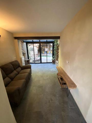 Maison atypique avec cour intérieure dans la roche