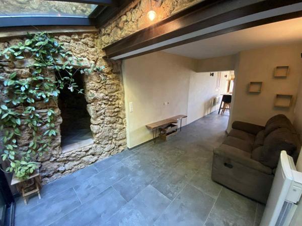 Maison atypique avec cour intérieure dans la roche