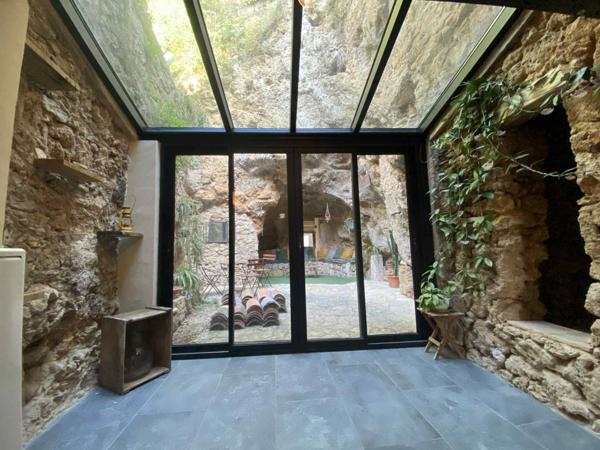 Maison atypique avec cour intérieure dans la roche