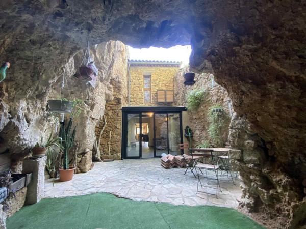 Maison atypique avec cour intérieure dans la roche