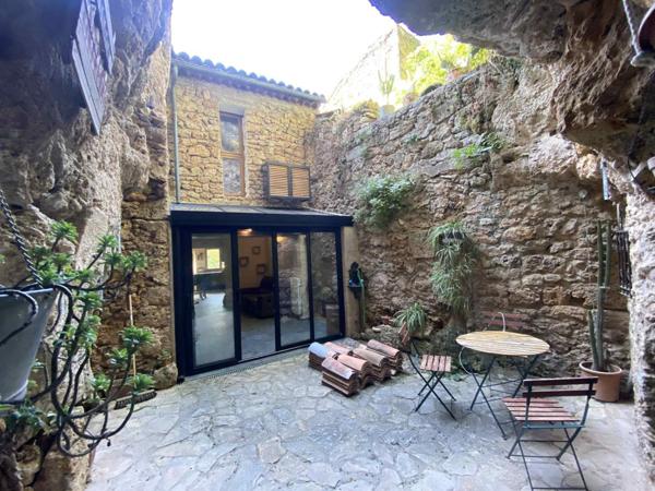 Maison atypique avec cour intérieure dans la roche