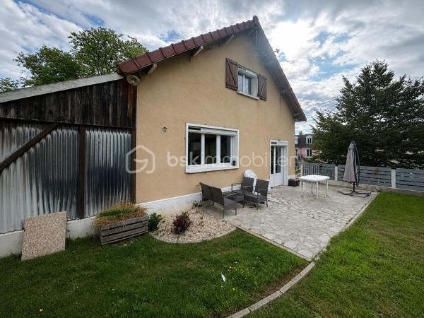 Sur la Commune de Cerny, proche centre ville de La Ferte-Alais, venez découvrir cette charmante maison rénovée intérieurement de 105m2 habitable et de 120m2 au sol, sur un terrain de 524m2 et son sous-sol total.

Cette maison comprend au rez de chaussée une entrée type loggia, une cuisine spacieuse et moderne, aménagée et équipée, une séjour lumineux donnant accès a une terrasse bien exposée. 
Dans l’espace nuit vous trouverez une salle d’eau, un toilette séparé ainsi que deux chambres.

À l’étage vous trouverez sur le palier un espace bureau et deux grandes chambres.

Au sous-sol vous trouverez un espace rangement, un atelier, une partie garage et une cave.

Les ++ Volets roulants électrique, double vitrage.

Profitez également de son emplacement stratégique à proximité de commerces, écoles, et transports en commun, facilitant tous vos déplacements quotidiens.