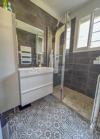 Sur la Commune de Cerny, proche centre ville de La Ferte-Alais, venez découvrir cette charmante maison rénovée intérieurement de 105m2 habitable et de 120m2 au sol, sur un terrain de 524m2 et son sous-sol total.

Cette maison comprend au rez de chaussée une entrée type loggia, une cuisine spacieuse et moderne, aménagée et équipée, une séjour lumineux donnant accès a une terrasse bien exposée. 
Dans l’espace nuit vous trouverez une salle d’eau, un toilette séparé ainsi que deux chambres.

À l’étage vous trouverez sur le palier un espace bureau et deux grandes chambres.

Au sous-sol vous trouverez un espace rangement, un atelier, une partie garage et une cave.

Les ++ Volets roulants électrique, double vitrage.

Profitez également de son emplacement stratégique à proximité de commerces, écoles, et transports en commun, facilitant tous vos déplacements quotidiens.