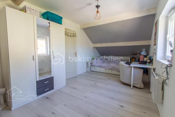 Sur la Commune de Cerny, proche centre ville de La Ferte-Alais, venez découvrir cette charmante maison rénovée intérieurement de 105m2 habitable et de 120m2 au sol, sur un terrain de 524m2 et son sous-sol total.

Cette maison comprend au rez de chaussée une entrée type loggia, une cuisine spacieuse et moderne, aménagée et équipée, une séjour lumineux donnant accès a une terrasse bien exposée. 
Dans l’espace nuit vous trouverez une salle d’eau, un toilette séparé ainsi que deux chambres.

À l’étage vous trouverez sur le palier un espace bureau et deux grandes chambres.

Au sous-sol vous trouverez un espace rangement, un atelier, une partie garage et une cave.

Les ++ Volets roulants électrique, double vitrage.

Profitez également de son emplacement stratégique à proximité de commerces, écoles, et transports en commun, facilitant tous vos déplacements quotidiens.
