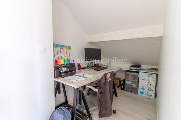 Sur la Commune de Cerny, proche centre ville de La Ferte-Alais, venez découvrir cette charmante maison rénovée intérieurement de 105m2 habitable et de 120m2 au sol, sur un terrain de 524m2 et son sous-sol total.

Cette maison comprend au rez de chaussée une entrée type loggia, une cuisine spacieuse et moderne, aménagée et équipée, une séjour lumineux donnant accès a une terrasse bien exposée. 
Dans l’espace nuit vous trouverez une salle d’eau, un toilette séparé ainsi que deux chambres.

À l’étage vous trouverez sur le palier un espace bureau et deux grandes chambres.

Au sous-sol vous trouverez un espace rangement, un atelier, une partie garage et une cave.

Les ++ Volets roulants électrique, double vitrage.

Profitez également de son emplacement stratégique à proximité de commerces, écoles, et transports en commun, facilitant tous vos déplacements quotidiens.