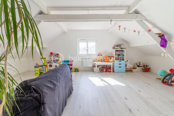 Sur la Commune de Cerny, proche centre ville de La Ferte-Alais, venez découvrir cette charmante maison rénovée intérieurement de 105m2 habitable et de 120m2 au sol, sur un terrain de 524m2 et son sous-sol total.

Cette maison comprend au rez de chaussée une entrée type loggia, une cuisine spacieuse et moderne, aménagée et équipée, une séjour lumineux donnant accès a une terrasse bien exposée. 
Dans l’espace nuit vous trouverez une salle d’eau, un toilette séparé ainsi que deux chambres.

À l’étage vous trouverez sur le palier un espace bureau et deux grandes chambres.

Au sous-sol vous trouverez un espace rangement, un atelier, une partie garage et une cave.

Les ++ Volets roulants électrique, double vitrage.

Profitez également de son emplacement stratégique à proximité de commerces, écoles, et transports en commun, facilitant tous vos déplacements quotidiens.