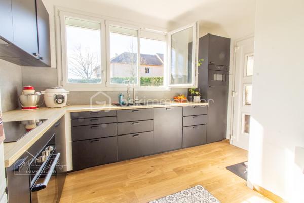 Sur la Commune de Cerny, proche centre ville de La Ferte-Alais, venez découvrir cette charmante maison rénovée intérieurement de 105m2 habitable et de 120m2 au sol, sur un terrain de 524m2 et son sous-sol total.

Cette maison comprend au rez de chaussée une entrée type loggia, une cuisine spacieuse et moderne, aménagée et équipée, une séjour lumineux donnant accès a une terrasse bien exposée. 
Dans l’espace nuit vous trouverez une salle d’eau, un toilette séparé ainsi que deux chambres.

À l’étage vous trouverez sur le palier un espace bureau et deux grandes chambres.

Au sous-sol vous trouverez un espace rangement, un atelier, une partie garage et une cave.

Les ++ Volets roulants électrique, double vitrage.

Profitez également de son emplacement stratégique à proximité de commerces, écoles, et transports en commun, facilitant tous vos déplacements quotidiens.