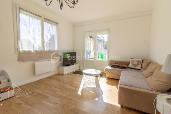 Sur la Commune de Cerny, proche centre ville de La Ferte-Alais, venez découvrir cette charmante maison rénovée intérieurement de 105m2 habitable et de 120m2 au sol, sur un terrain de 524m2 et son sous-sol total.

Cette maison comprend au rez de chaussée une entrée type loggia, une cuisine spacieuse et moderne, aménagée et équipée, une séjour lumineux donnant accès a une terrasse bien exposée. 
Dans l’espace nuit vous trouverez une salle d’eau, un toilette séparé ainsi que deux chambres.

À l’étage vous trouverez sur le palier un espace bureau et deux grandes chambres.

Au sous-sol vous trouverez un espace rangement, un atelier, une partie garage et une cave.

Les ++ Volets roulants électrique, double vitrage.

Profitez également de son emplacement stratégique à proximité de commerces, écoles, et transports en commun, facilitant tous vos déplacements quotidiens.